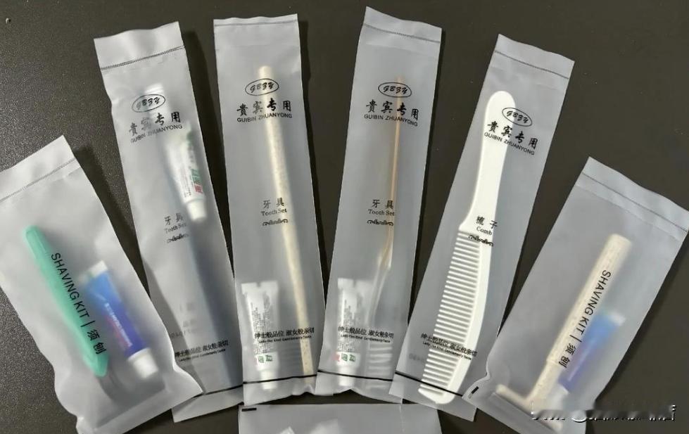 扬州那个6分钱牙刷的暗访，看完一身鸡皮疙瘩。

记者在江都区一个废品站，看见工人