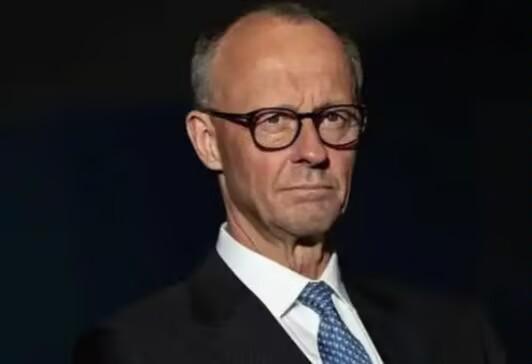 德国总理默茨说：“无论出于何种原因，现在放松制裁都是错误的。”
美国想解除俄罗斯