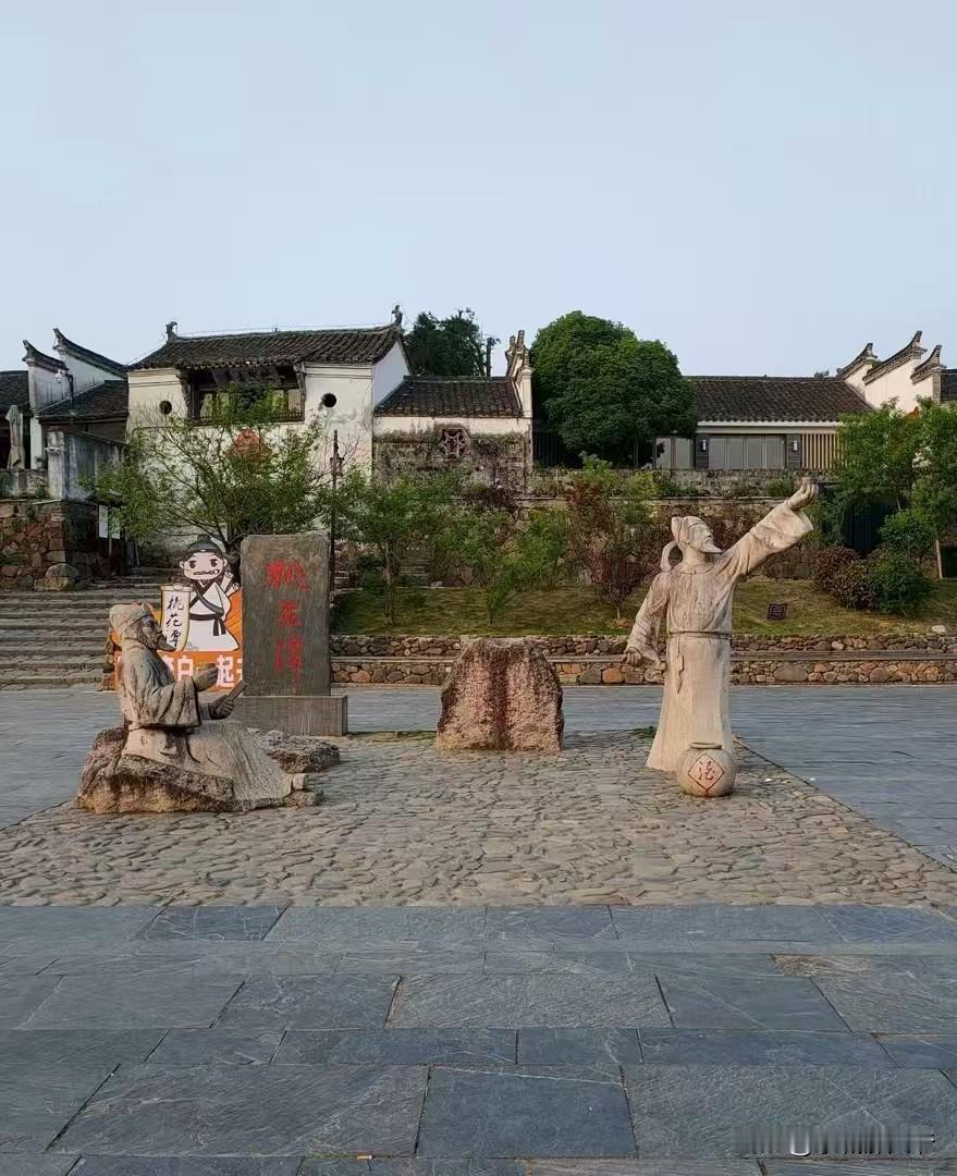 李白举杯高声吼，台风巴威你别走，咱仨一起拼个酒。汪伦后面大声喊，为何降水把我淹，
