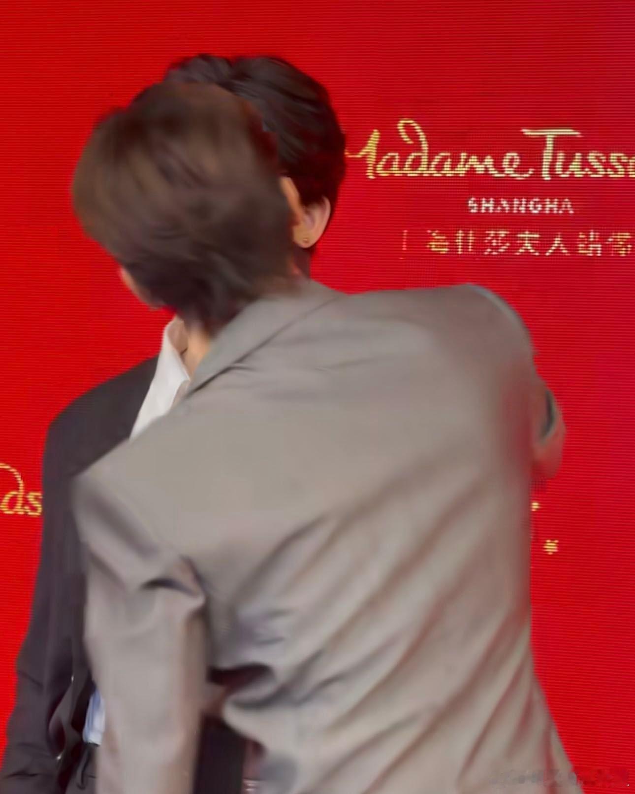 侯明昊亲了侯明昊 笑死，帅哥的精神状态遥遥领先，侯明昊这一口下去，抽象程度直接拉