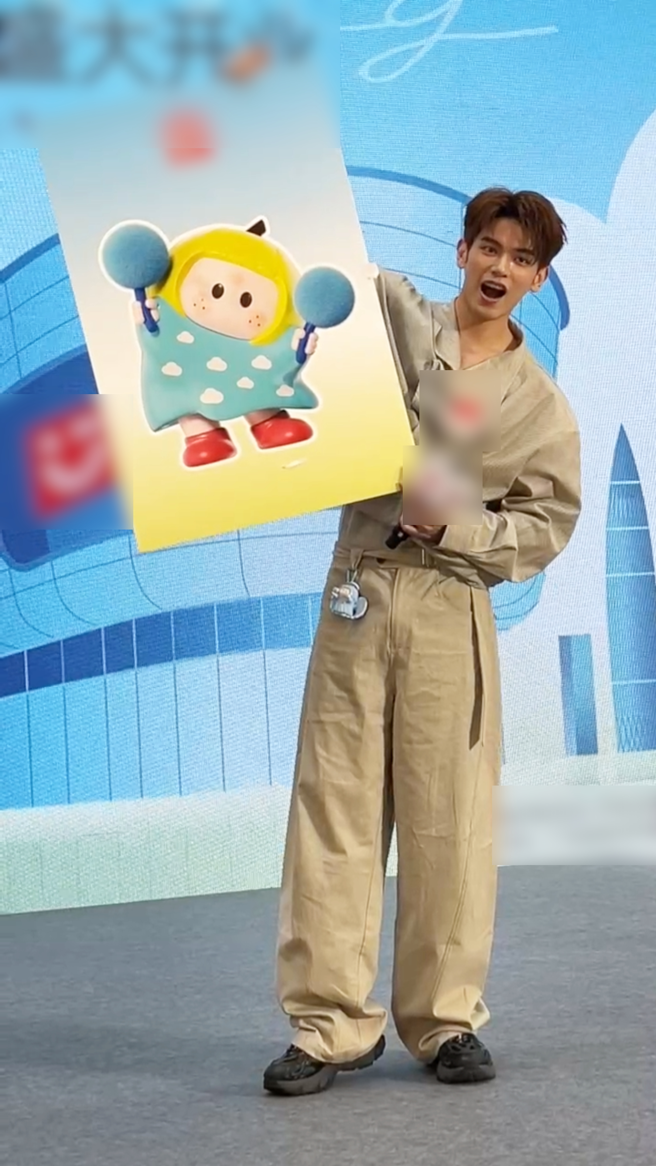 全深圳都在偶遇姚弛姚弛来了深圳也要打工什么姚弛来了深圳也要打工啊，今日份姚弛一身