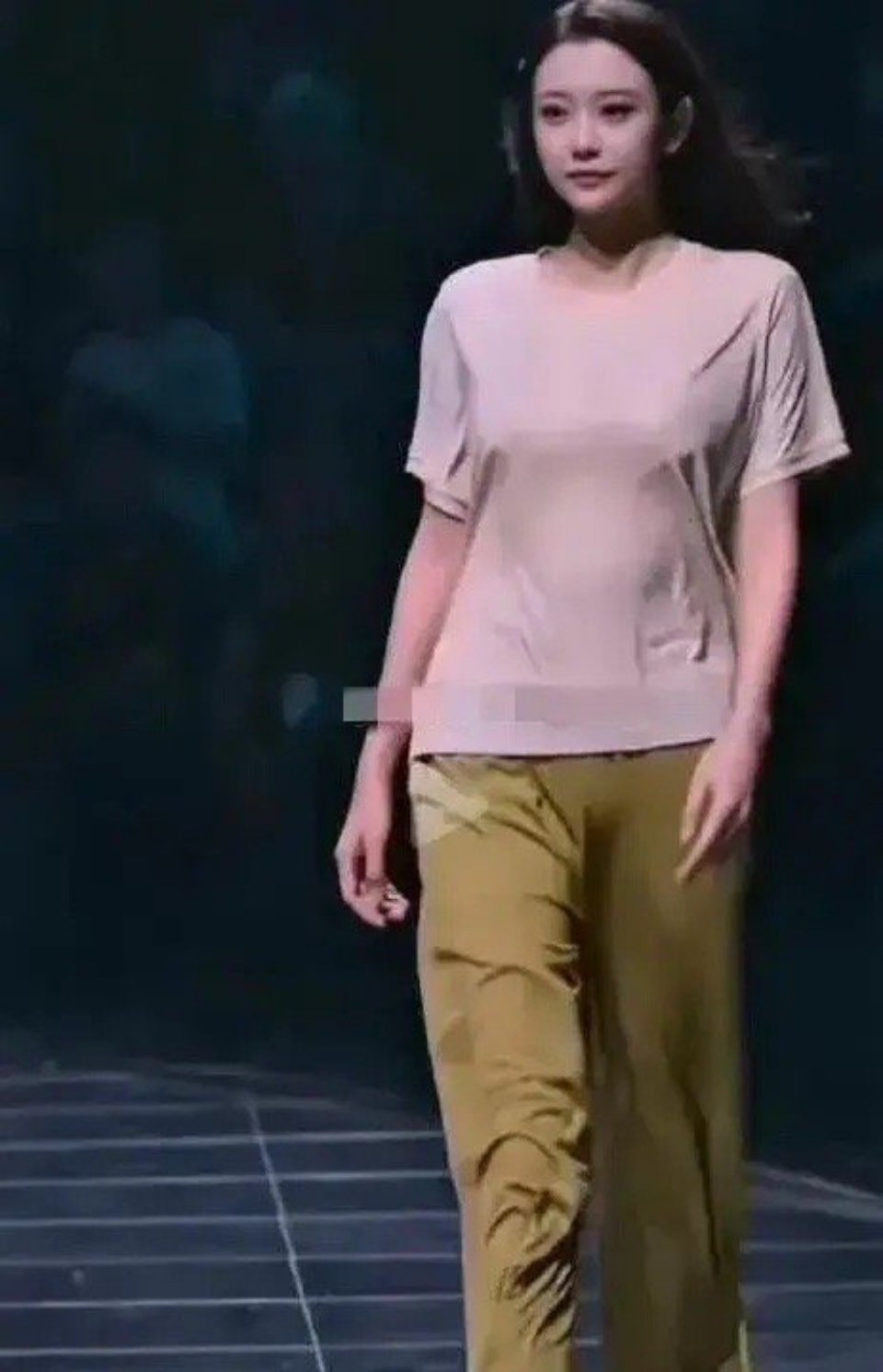 郝蕾身材真顶，一件普通的套头衫竟然穿出了高级感 