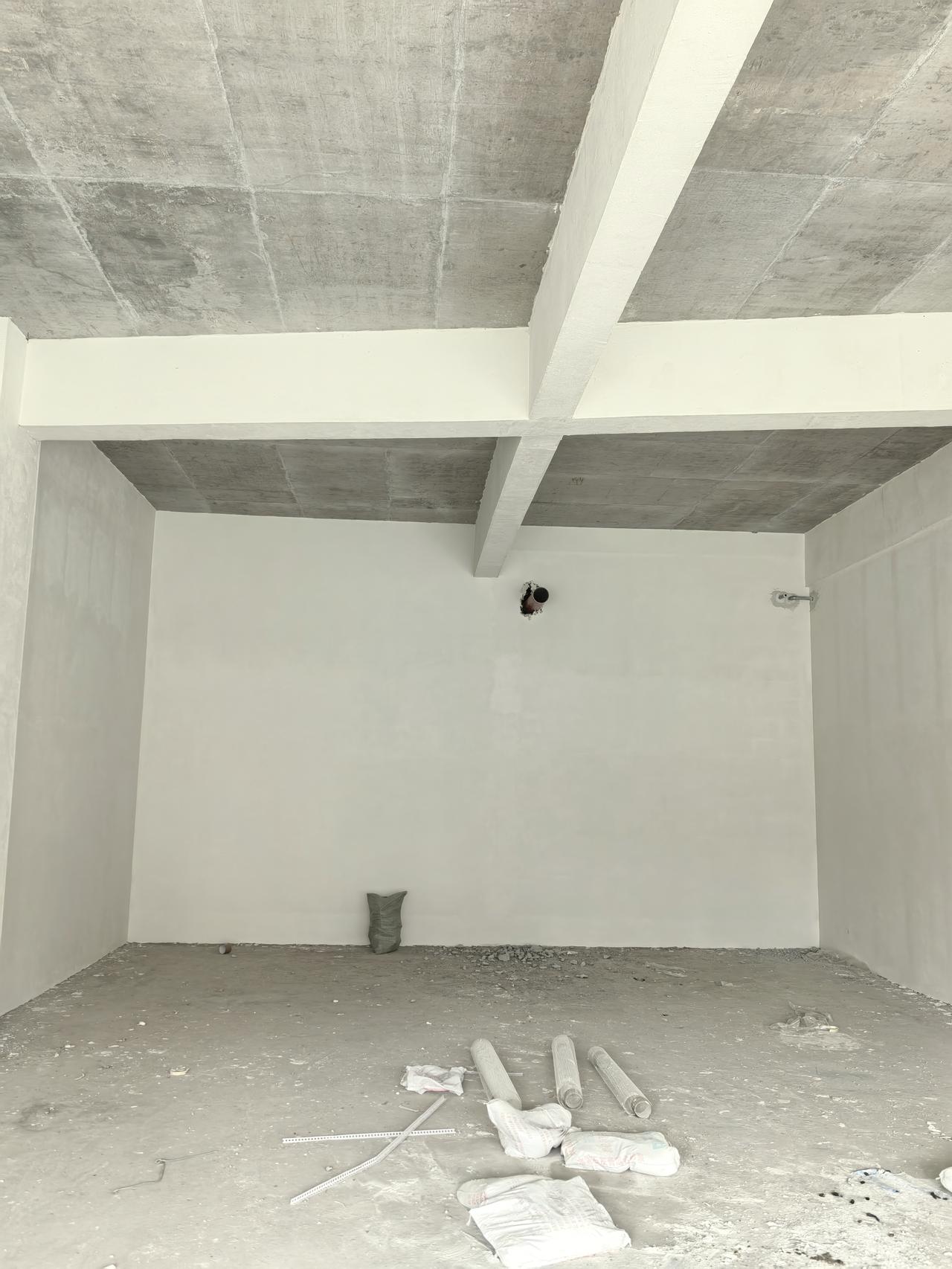 昨天去高桥考察了中非经贸总部基地，这栋楼是中建五局运营的。一楼门面正在招商，靠马