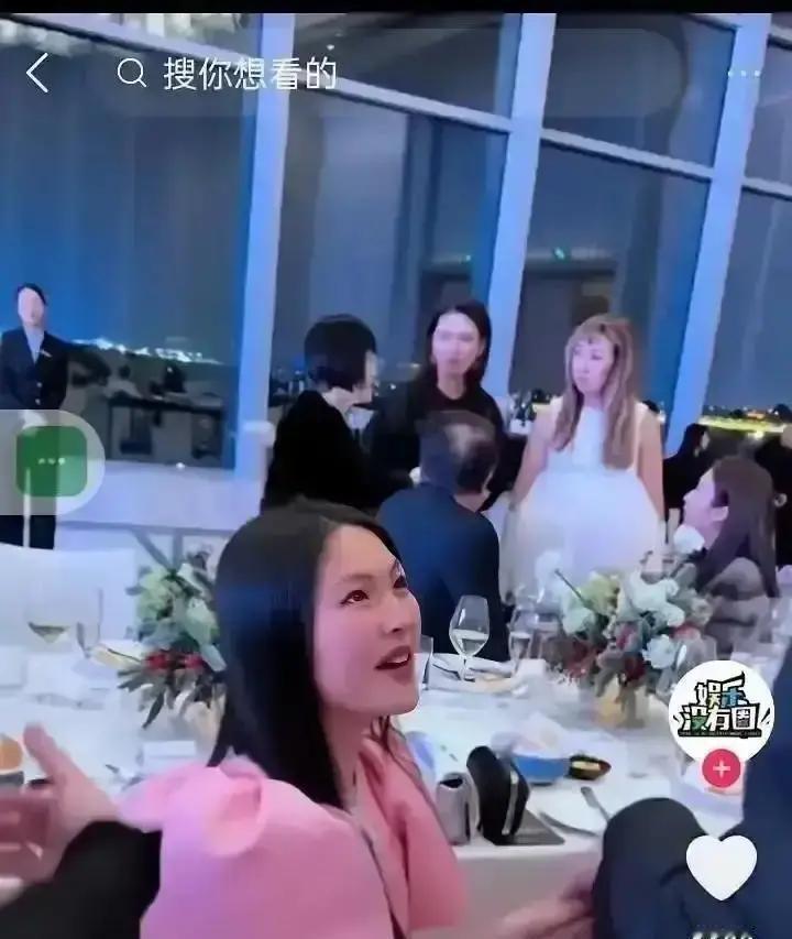 她以为带两部手机就够用了。
结果在何超琼的晚宴门口，被工作人员一眼识破。
这不是