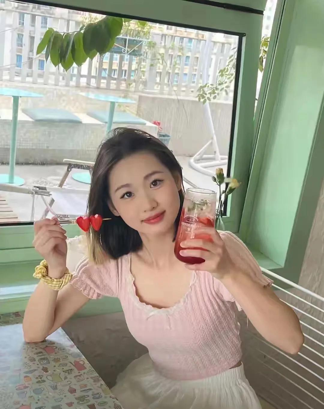 你的影子，是我心中永恒的航标，指引着我前行的方向。在这浩渺无际的思念之海，你的回