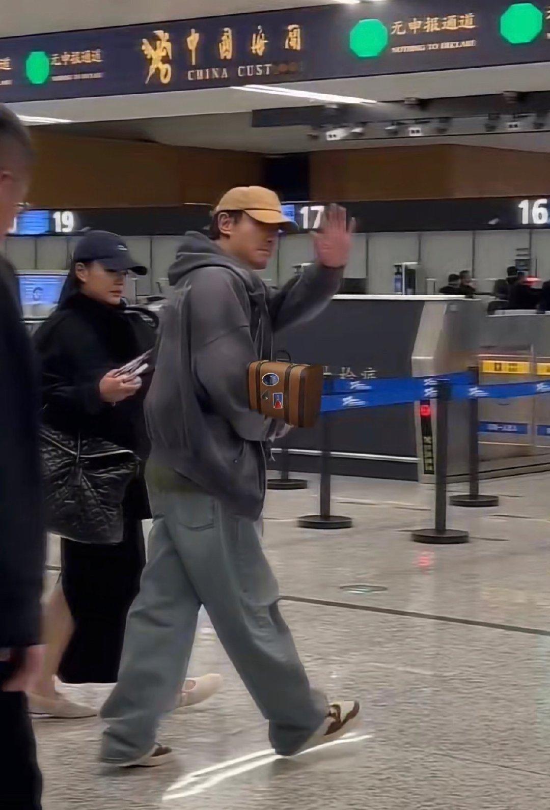 看出来沈腾是军艺校草了对沈腾一米八有了实感看出来沈腾是军艺校草了，怪不得沈叔叔是