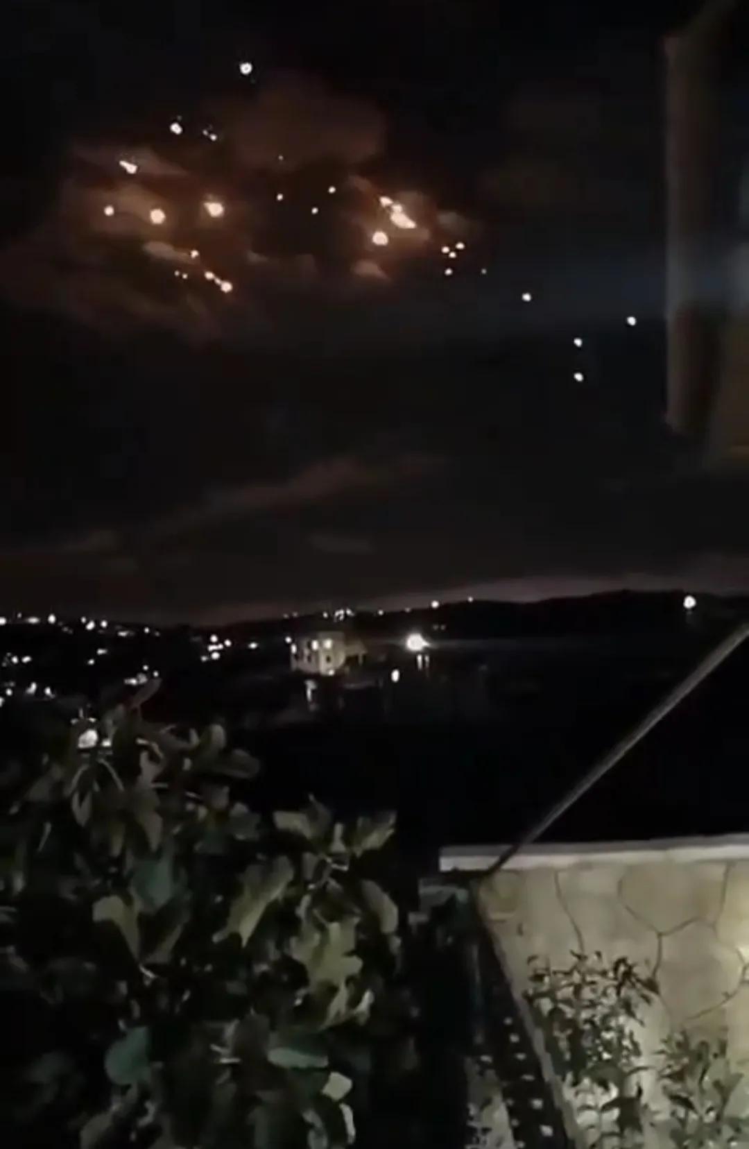 伊朗导弹在夜色中飞临以色列上空。从光点来看，这一波数量挺多的。这是伊朗进行大规模