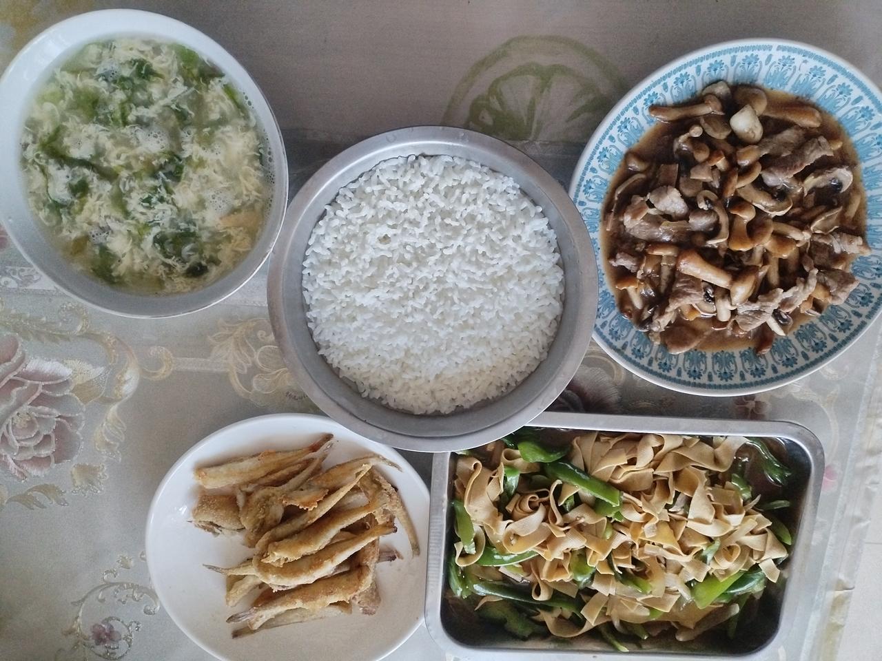 我和我的老伴儿，现如今都已经跨入了“古稀之年”。
幸运的是，我们俩现在身体还算健