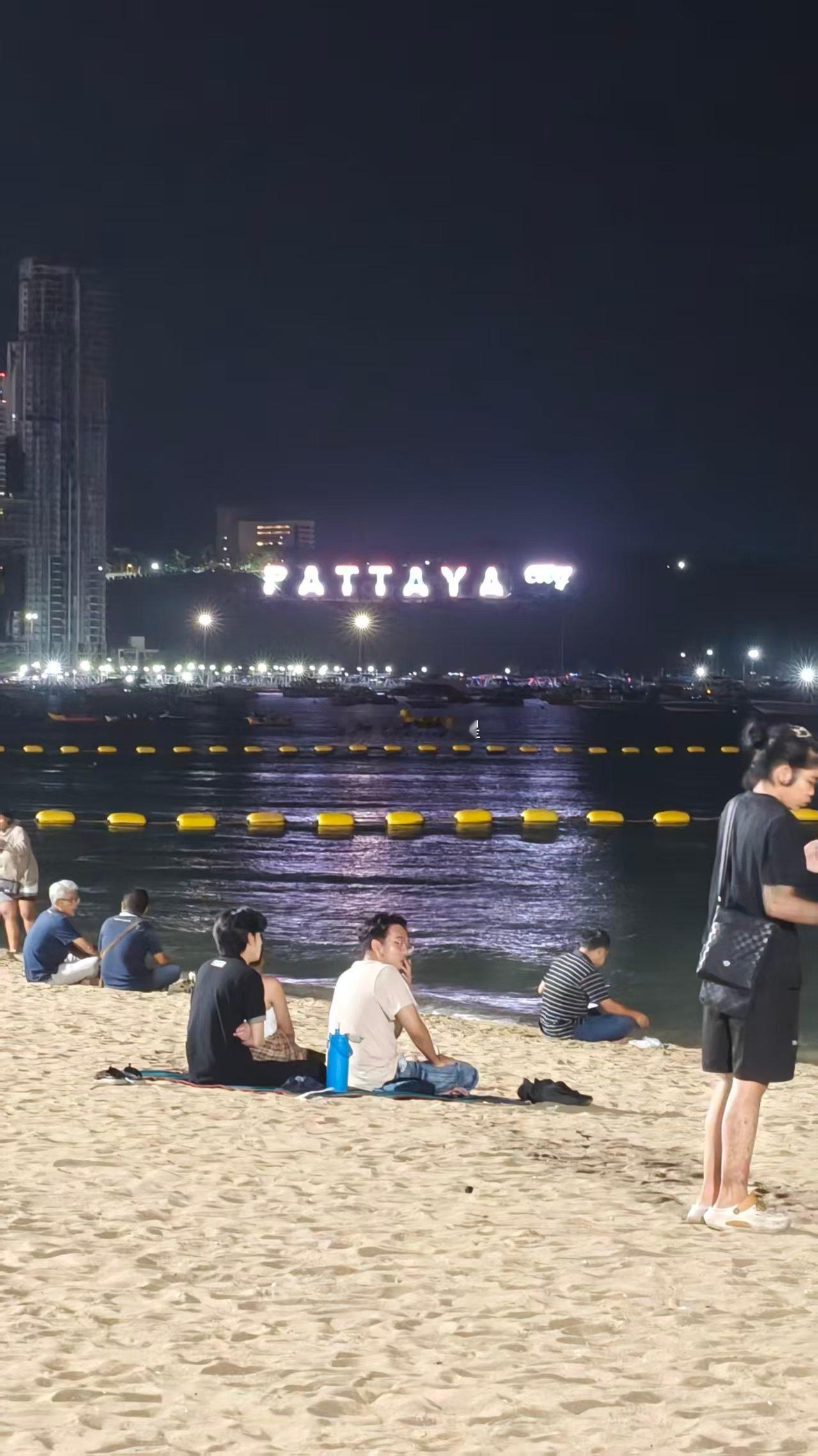芭提雅海滩打卡点～ 想发点6巷的，但估计微博不让[哈哈]  ​​​