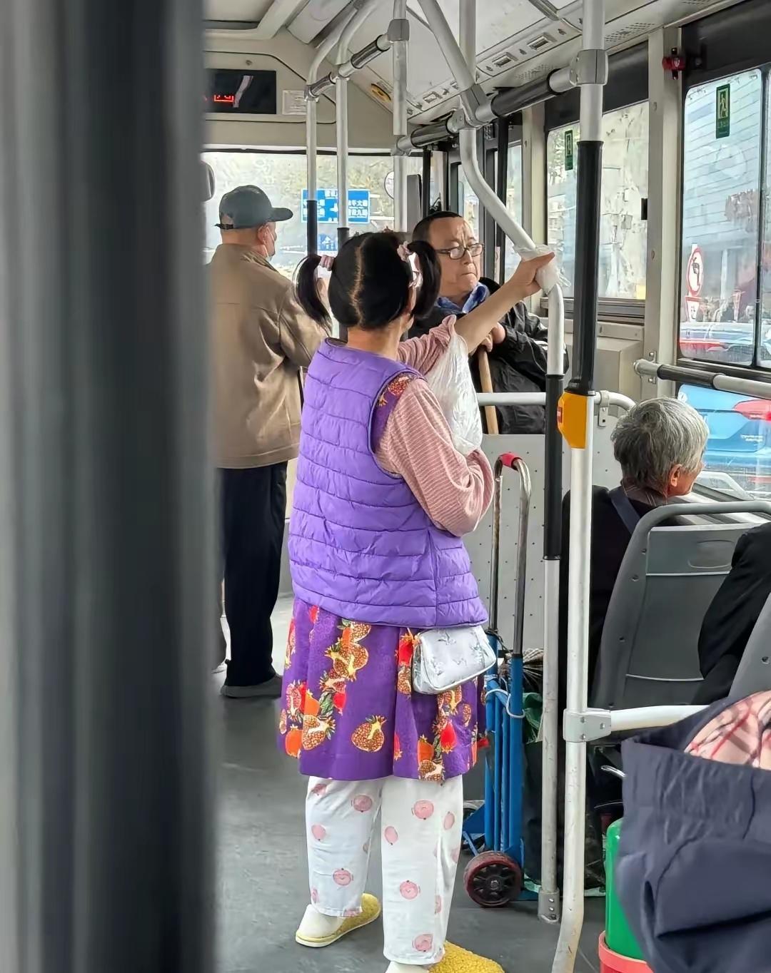 家人们，我今儿可被一位大妈狠狠惊艳到了！她的穿搭那叫一个有范儿，完全打破了常规，