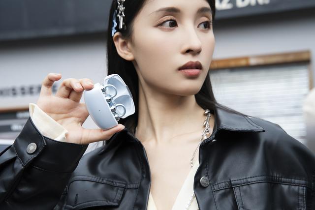 OPPO Enco Clip珠光海图赏：轻盈科技美学入耳