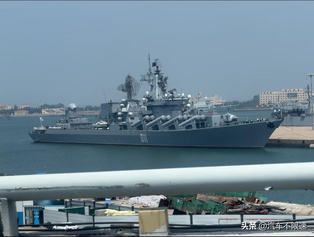 瓦良格号011：英雄迟暮满心酸
 
当年红海军驰骋大洋，万吨巡洋舰是苏维埃扬威四
