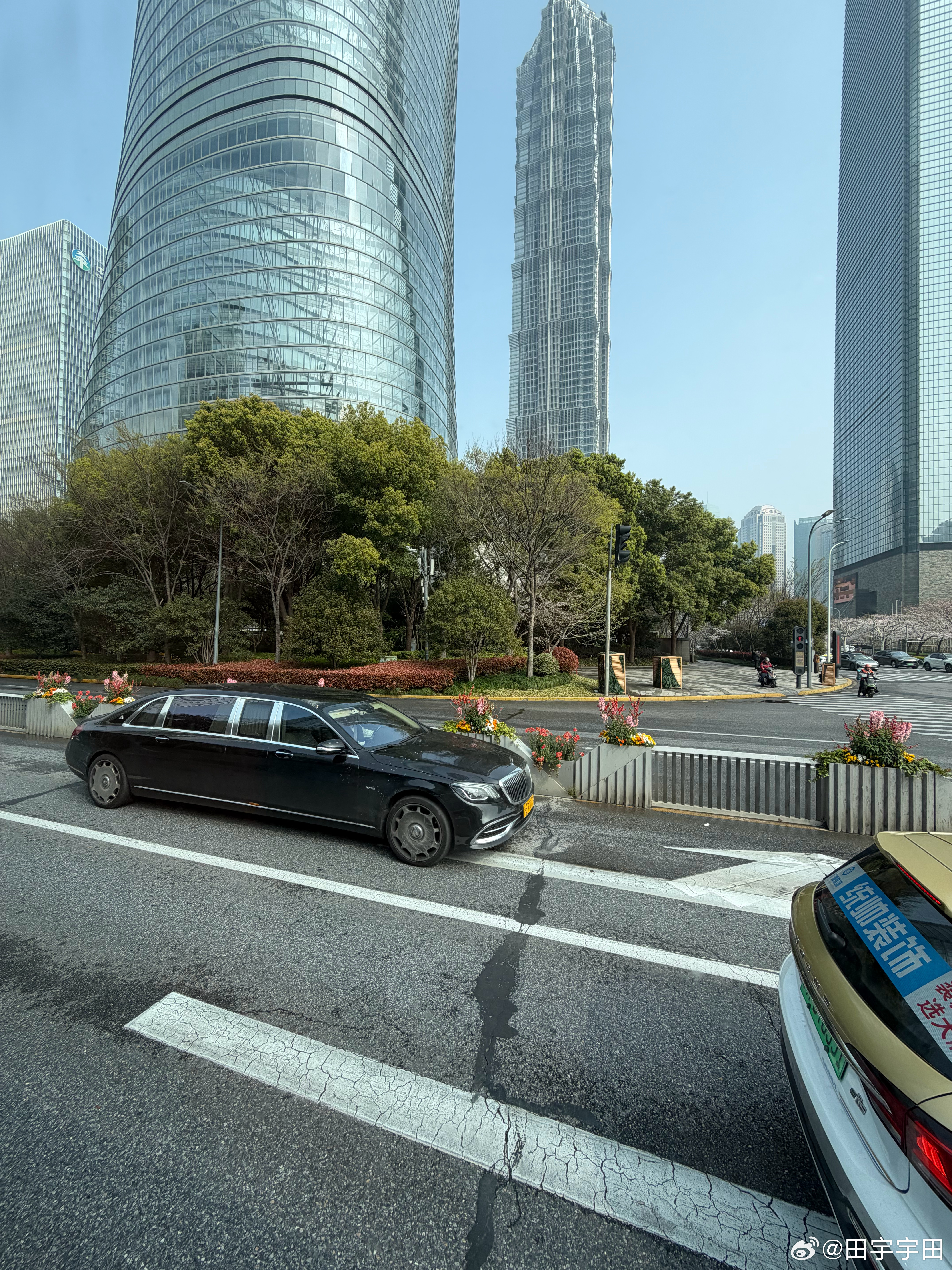 一回头吓我一跳一台超级长的奔驰S级原来是迈巴赫S680 Pullman普尔曼车长