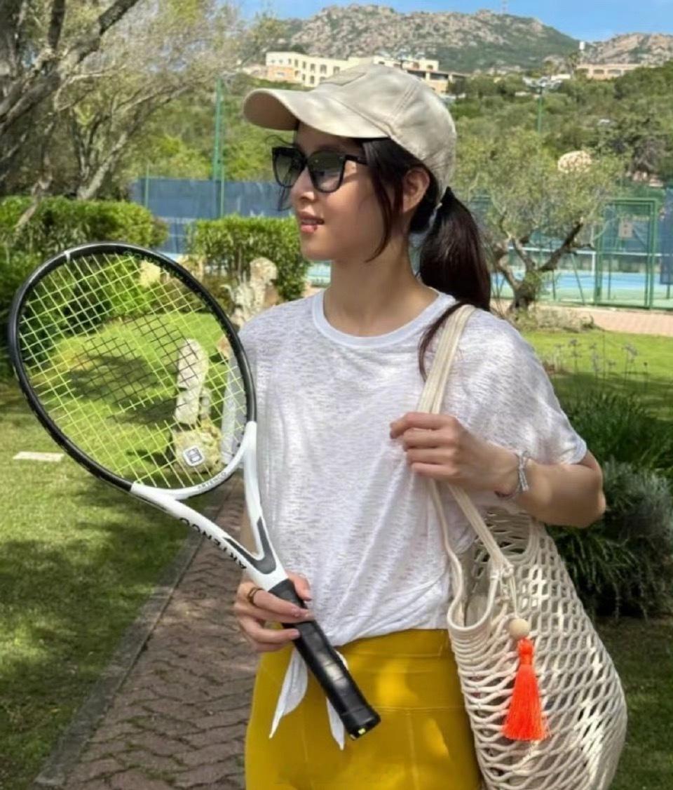 章泽天晒打网球照，怎么用迪卡侬的拍[doge] ​​​
