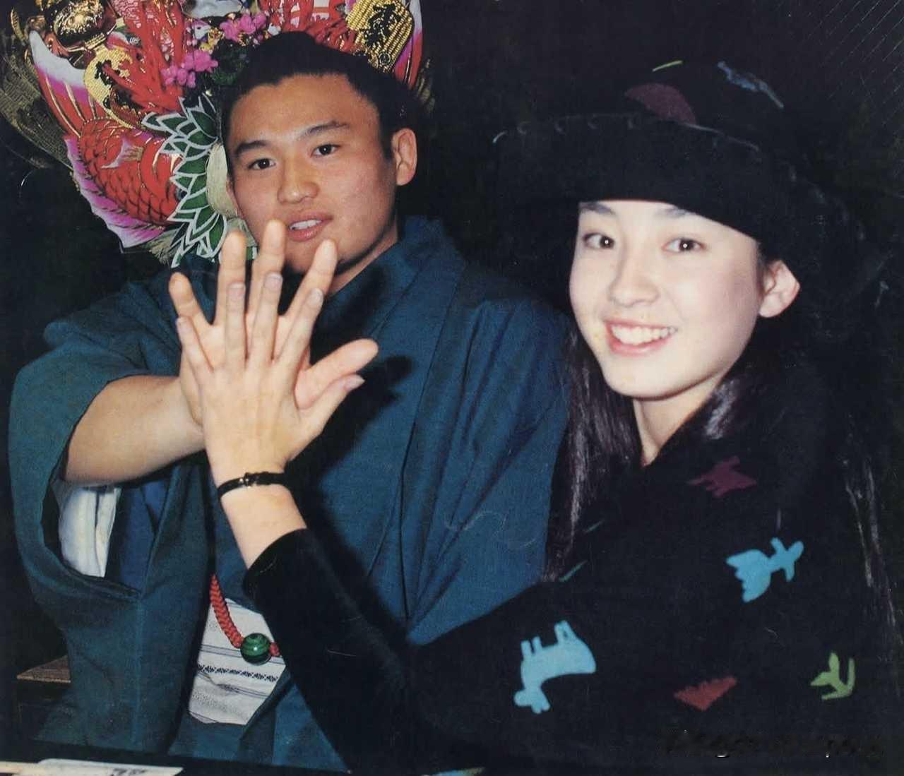 1992年，19岁的日本“国民美少女”宫泽理惠和相扑巨星贵乃花高调订婚，连首相都