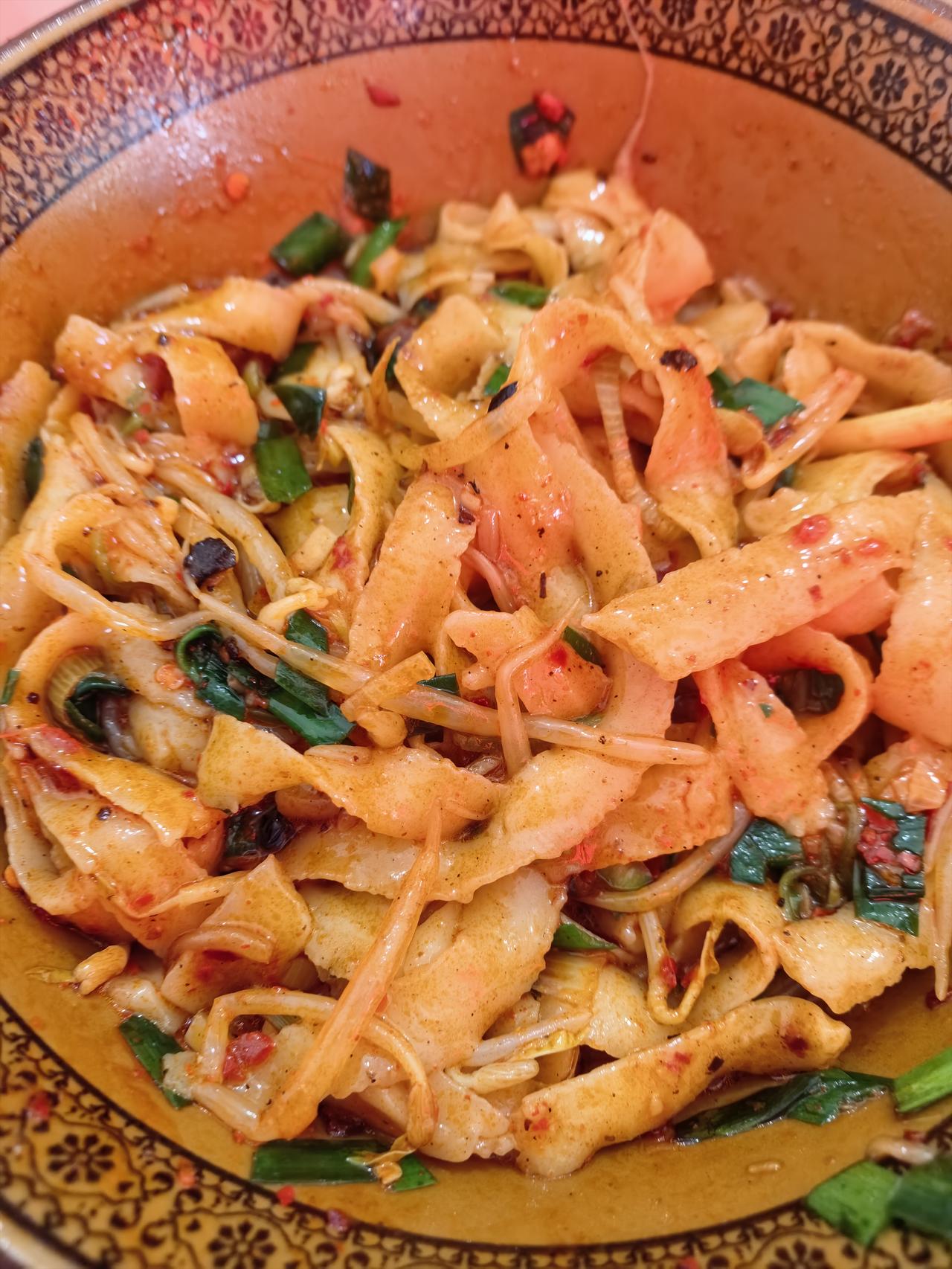 商业大厦北，公厕前边这碗刀削面，是曾经的韩城地标，今天忍不住又来吃一碗，九块钱的