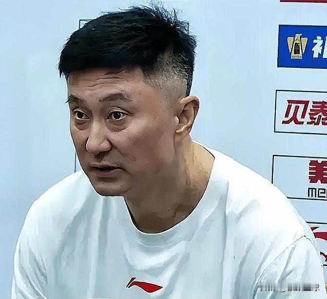 杜峰赛后说出了掏心窝的话：球队还在新老交替过程，还是那句话每个教练都不容易！
