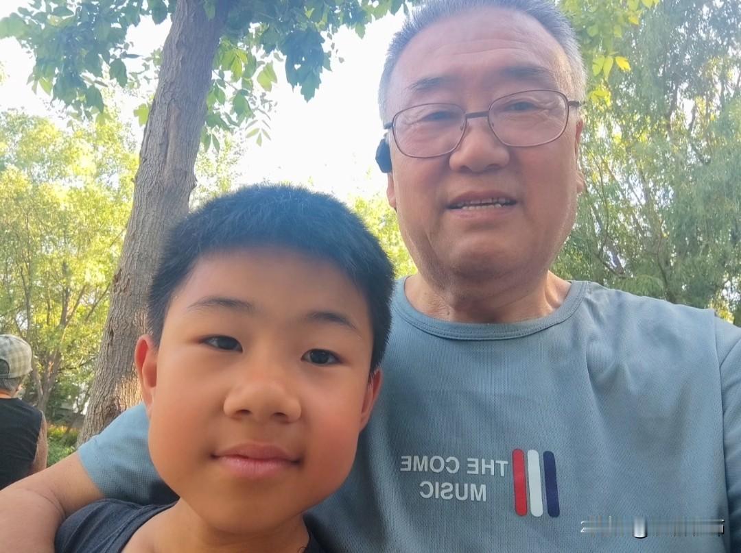 夏木成荫，晚风温柔，镜头定格爷孙相伴的瞬间。
半生奔波扎根异乡，当年在北京安家立
