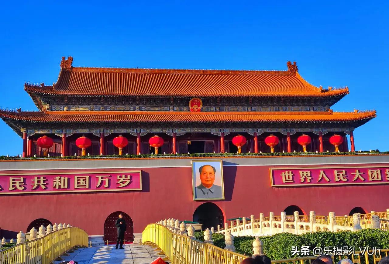 微头条
上联：国逢盛世千秋旺
下联：民遇丰年鸿业昌
这个下联“民遇丰年鸿业昌”与