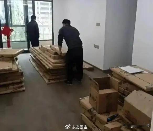 河南郑州，大妈见邻居家里装修，有大量的废旧纸箱。趁着装修工人不注意，偷摸进入房间