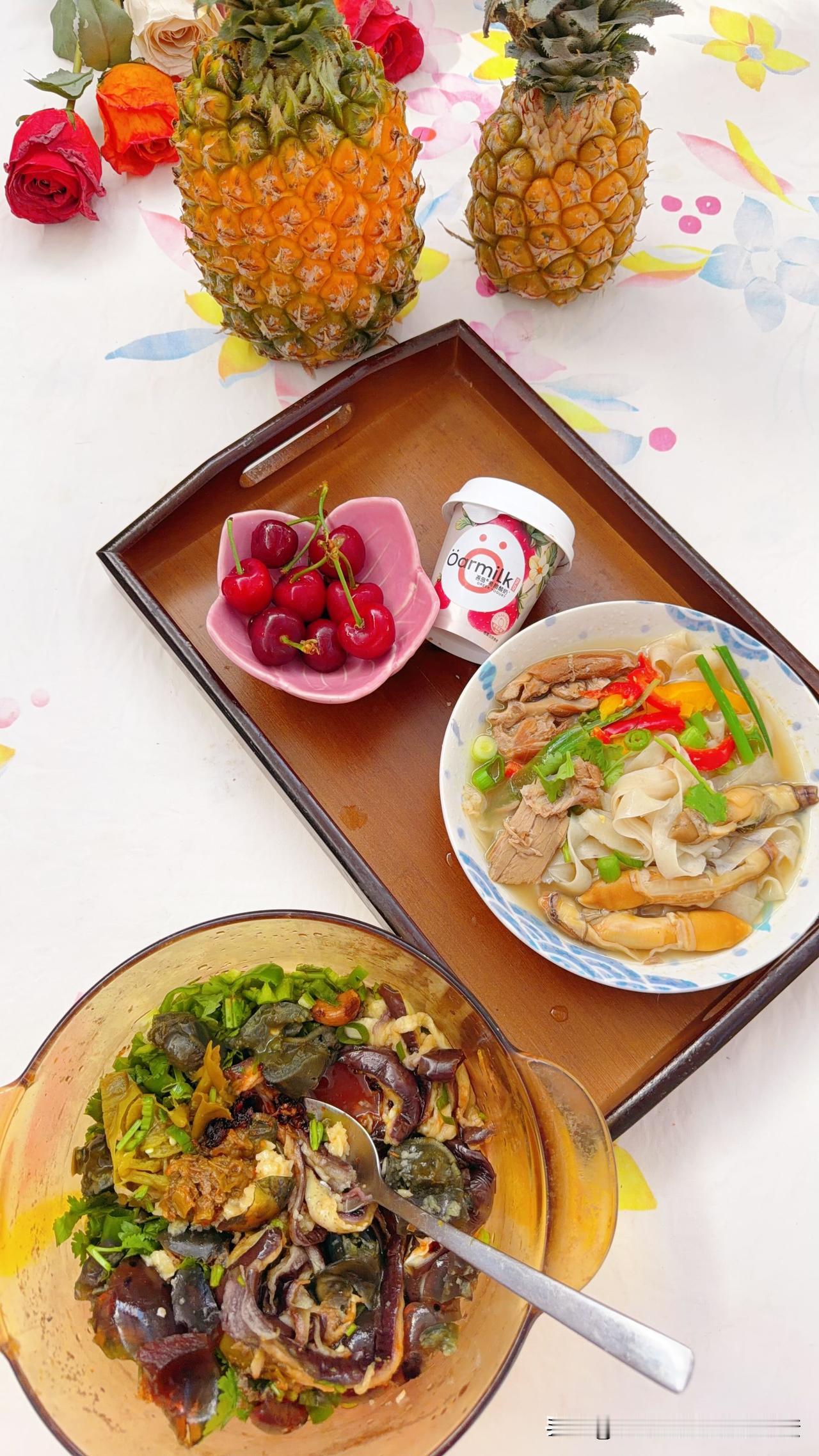 茄子辣椒蒸10分钟，然后撕成长条拌小葱皮蛋，蒜泥香菜等各种调料，特别适合夏天，非