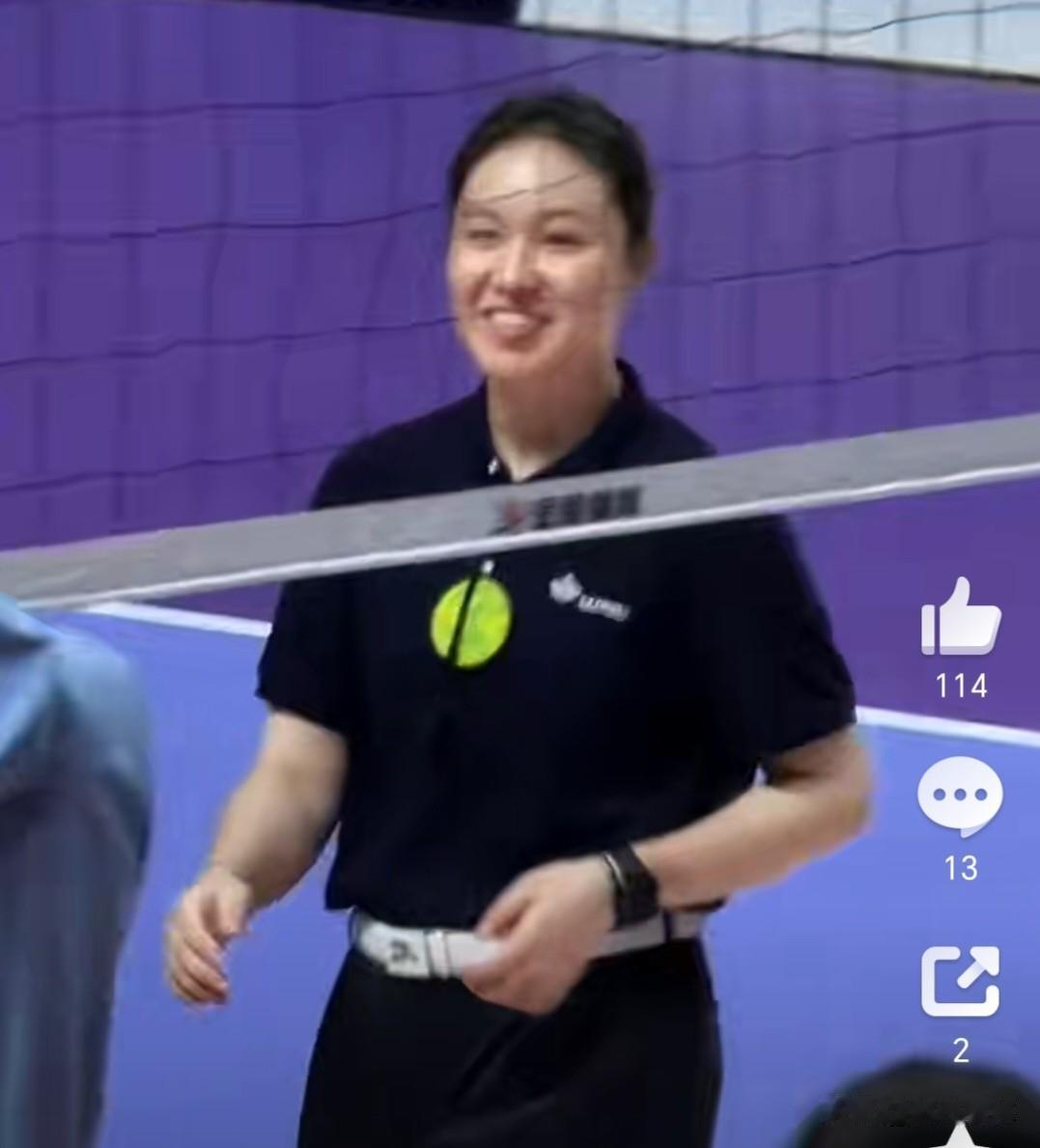 能看出来这是谁吗？前中国女排国家队自由人王唯漪，原来退役转型裁判了，一直还在排球