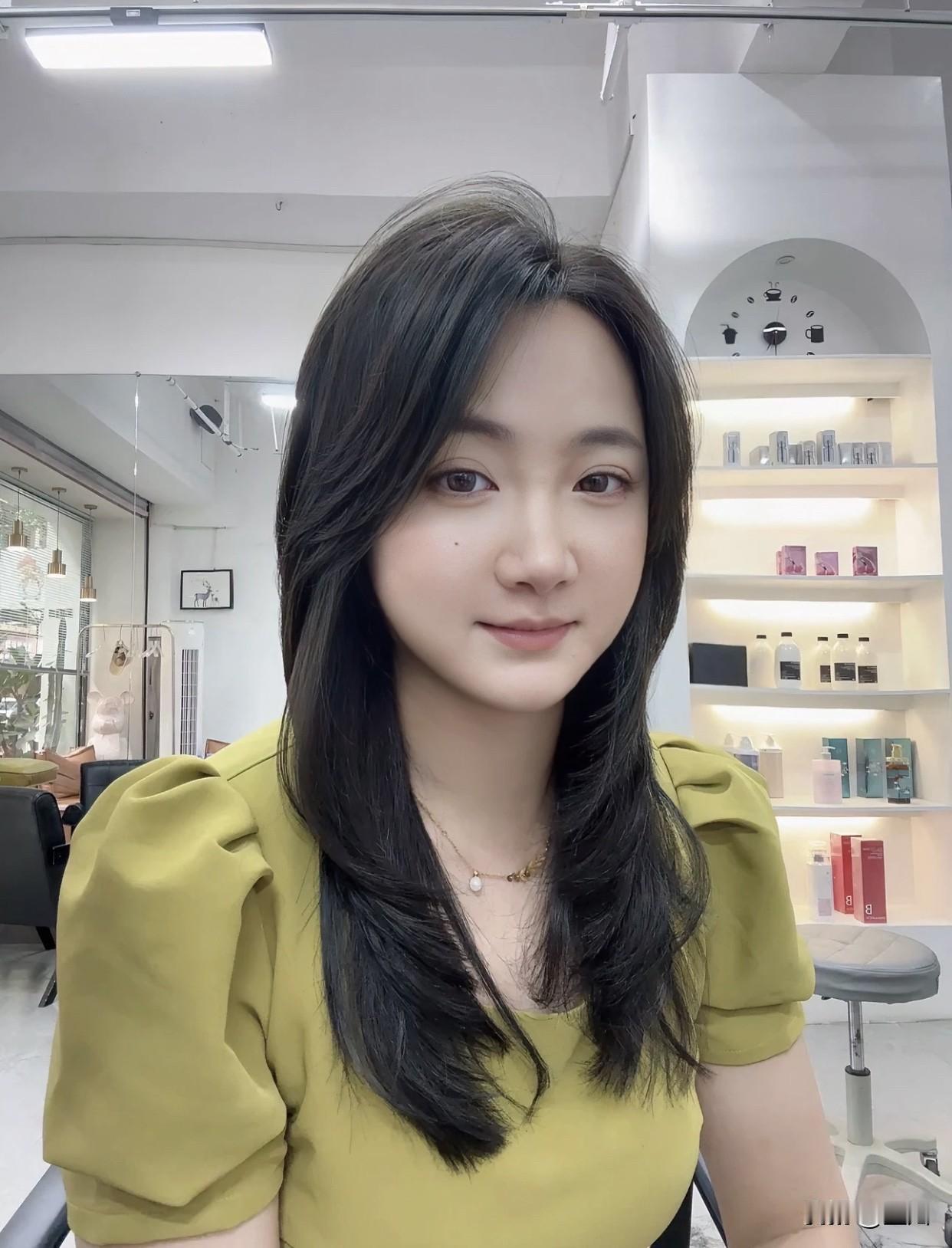 清雅脱俗的美到底长啥样？上半身向后倾斜，闭眼仰脸享受阳光；半身背影扶着帽子，神秘