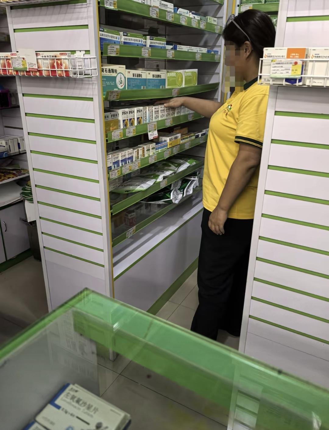 我上个月去牧电路一药店买消炎利胆片，说要那个药，她却先拿了个56块的护肝片给我，