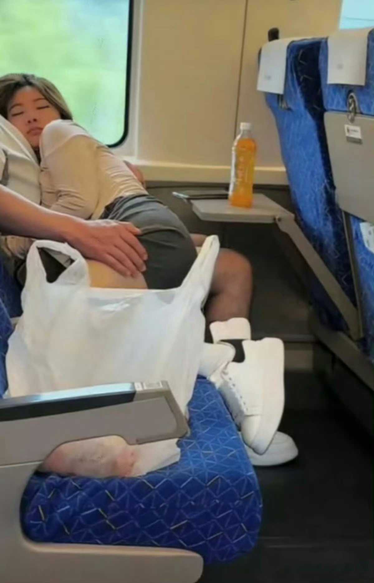难道这就是爹系男友吗，能不能注意一下场合？