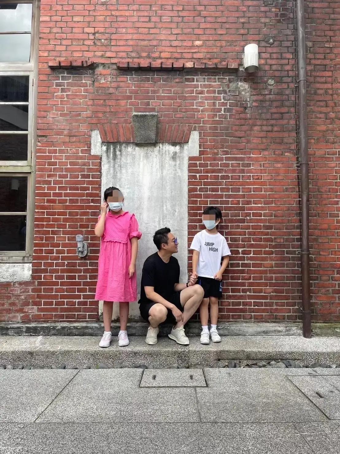 小菲这次又一次高调的去湾湾接他的两个宝贝小汪。

到目前为止，大家都在不同程度的