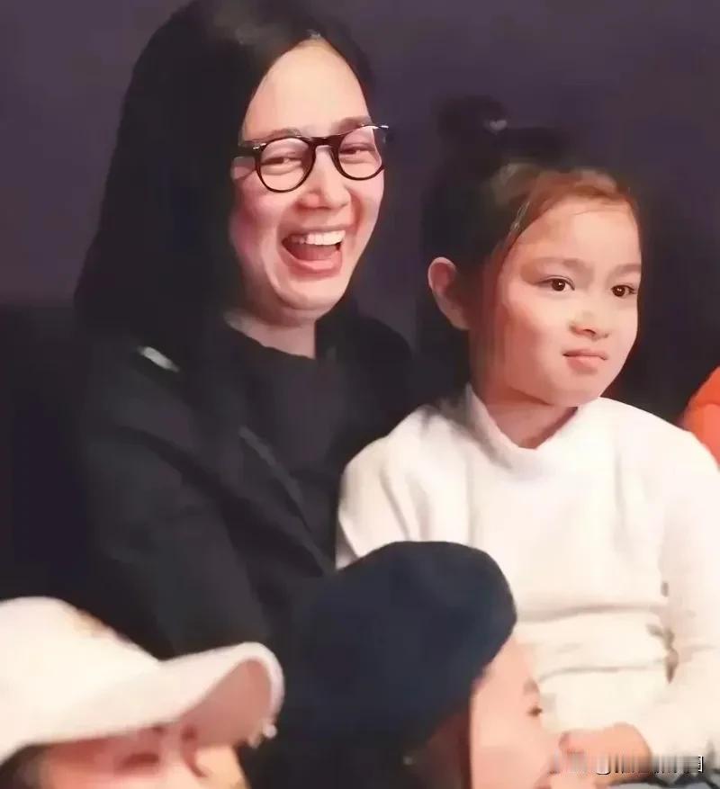 刘德华女儿挺漂亮的，小女孩提取父母优秀的基因，很可爱软萌，长大后也是妥妥的大美女
