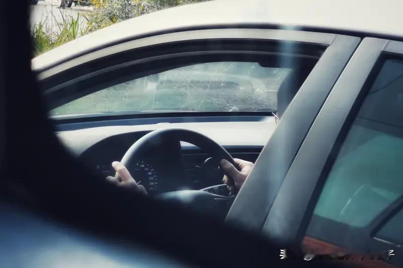 男子驾车时突遇飞来螺母击穿玻璃 开车时遭遇飞来横祸太可怕了。之前有男子在沪昆高速