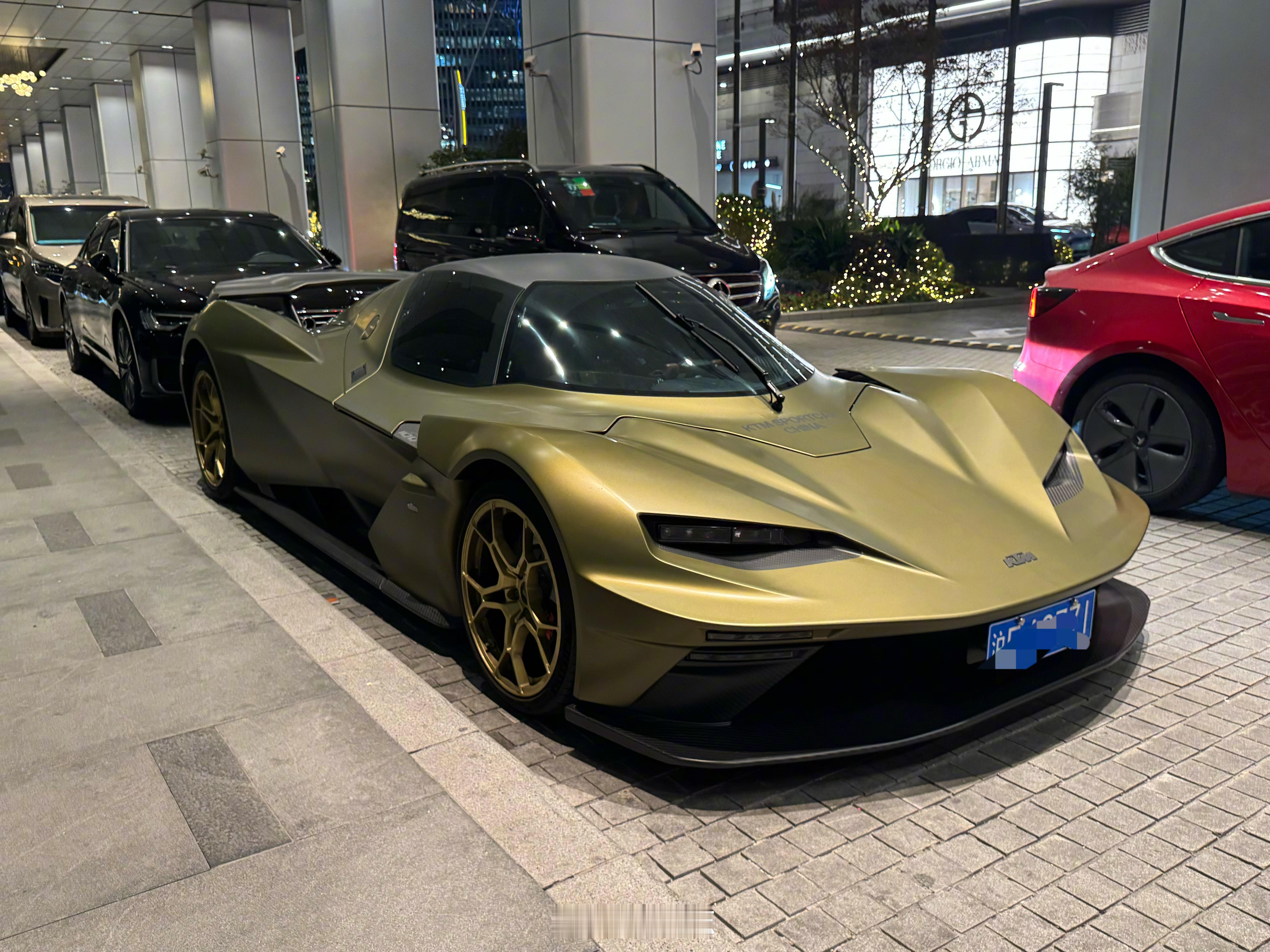 酒店楼下惊现全国唯一的KTM X-Bow GT-XR🔥这个造型真的很炸裂，像个