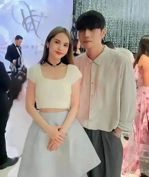 别人都在乎你巡演是否顺利，而先生只想马上见到你。
 
杨丞琳北京演唱会，李荣浩因