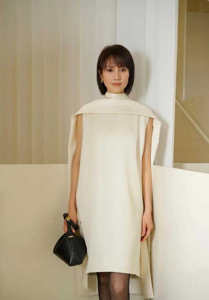 袁泉的穿搭真的太有参考性了！
白色无袖连衣裙，独特披肩剪裁尽显知性风
黑丝+黑色