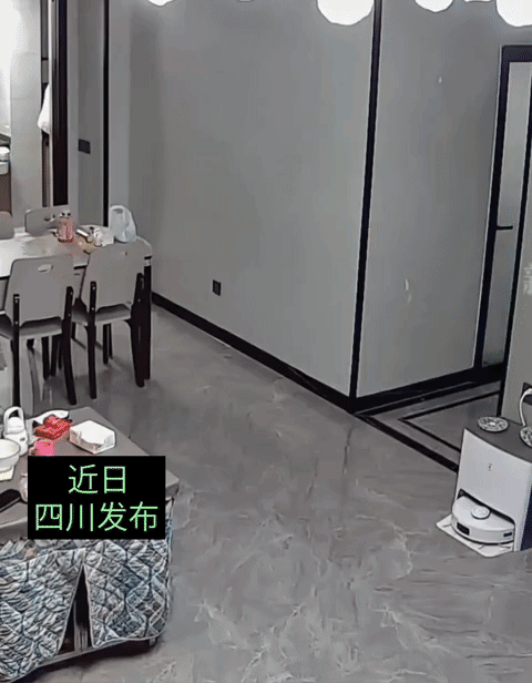 一位丈夫在家中摔倒埋怨妻子晚上拖地。
丈夫：老子喊你莫拖地，每天都晚上拖地！
妻