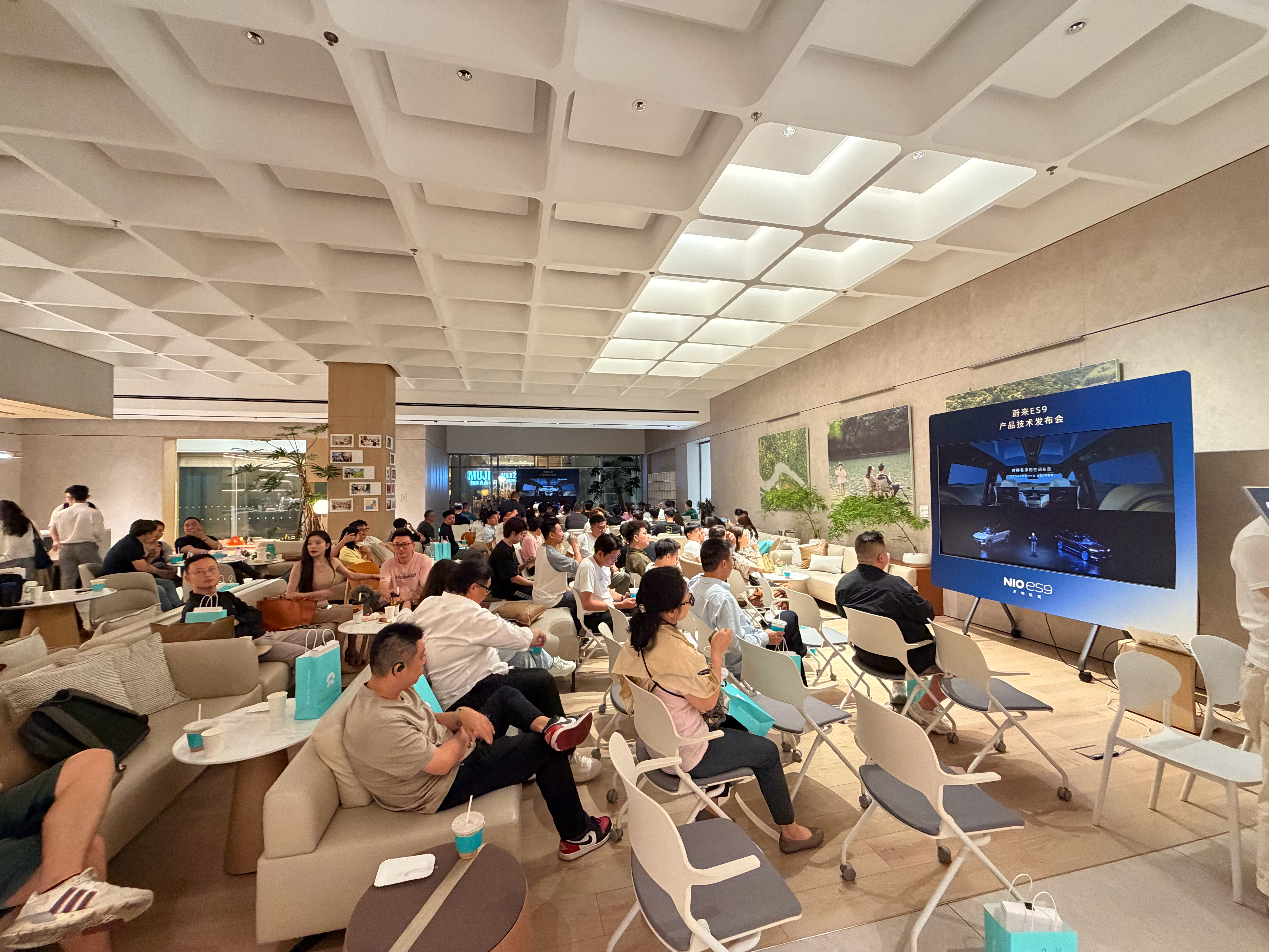 蔚来es9 场外也很热闹啊，深圳门店，客户看直播，还能摸到车。 