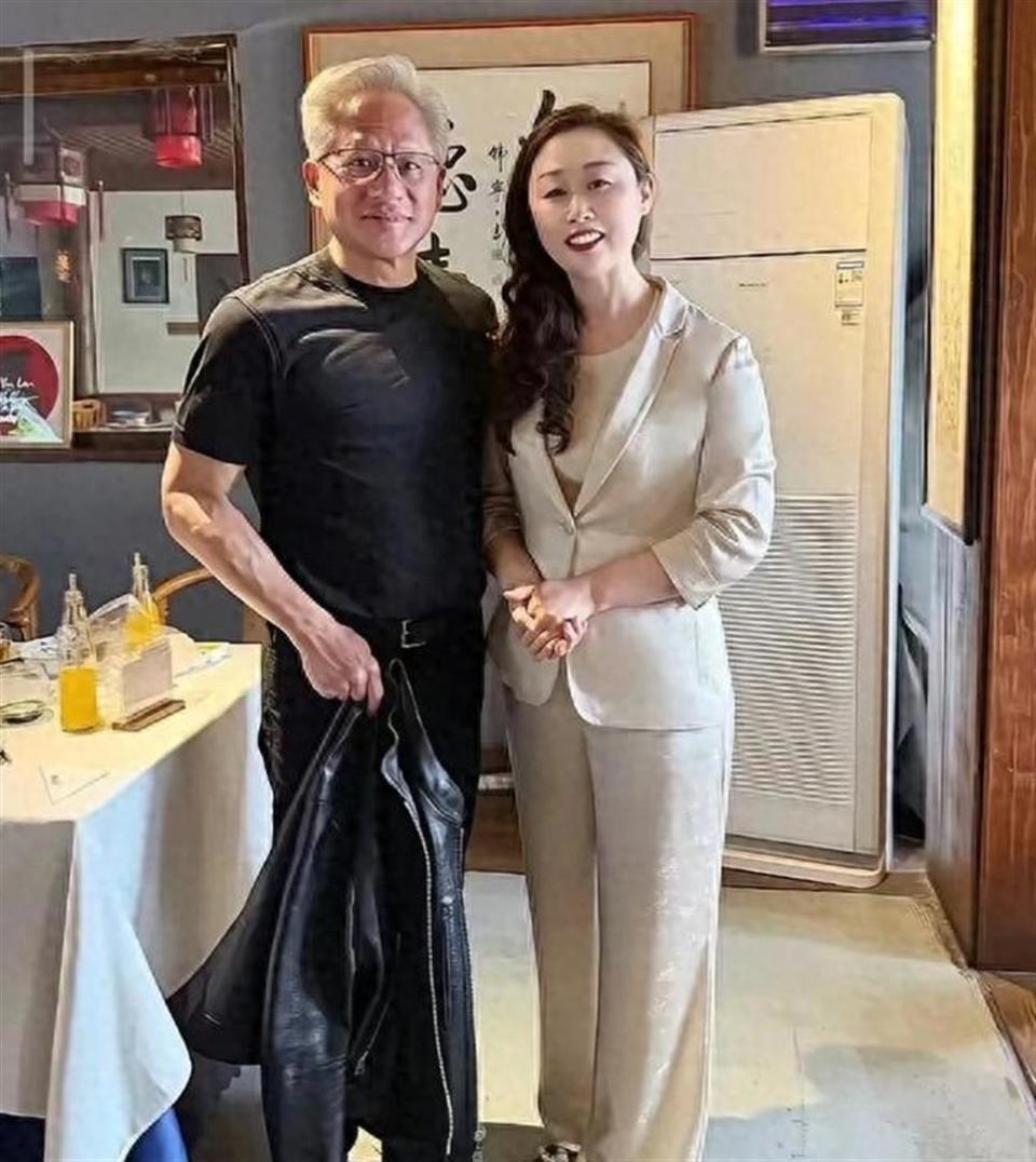 《一顿饭换一张合影！庆云楼老板娘“神操作”拿下黄仁勋，网友：这波血赚！》

这场