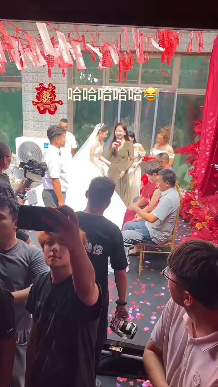 热闹的农家小院里，红绸彩带挂满屋檐，大红喜字贴在墙上，一场接地气的农村婚礼正在热