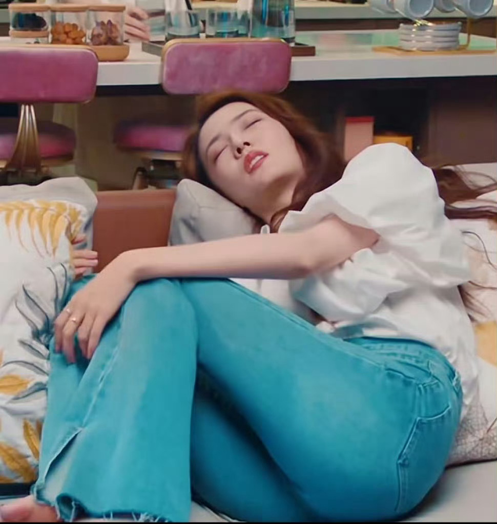 徐璐这组紧身牛仔裤真的看不够 ​​​