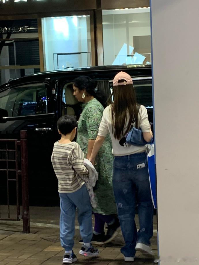 #Angelababy小海绵手牵手逛香港#姐姐一有空就把小海绵带在身边，果然带孩