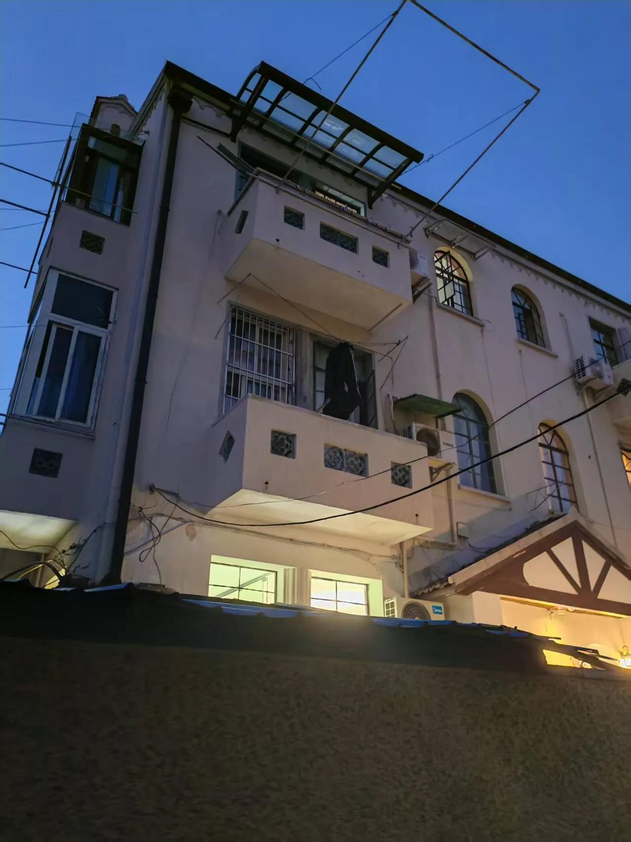 今早吃饭的时候听一个同事说
他家附近的小区
在开盘的时候价格两万多一平，现在九千