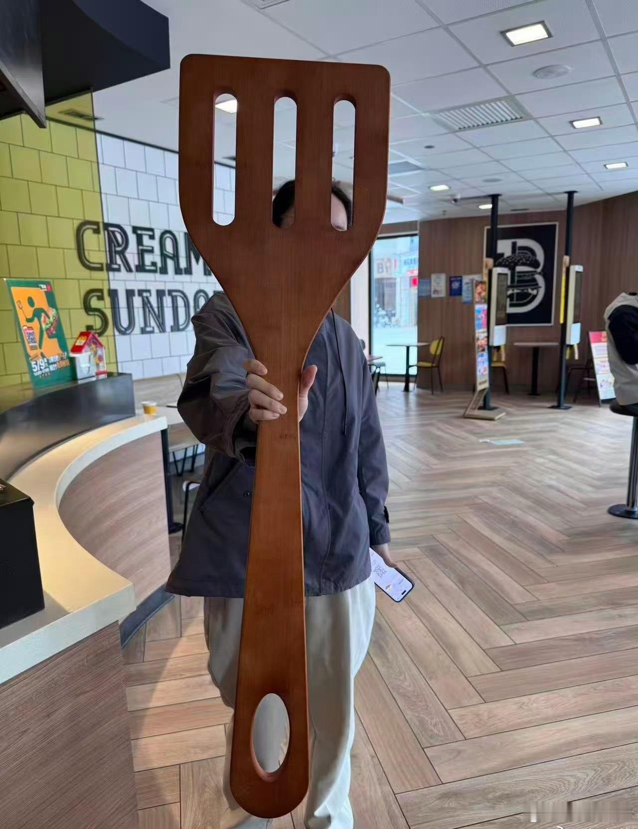 麦当劳铲子麦麦你是会做活动的，那我拿着这个雷霆大铲去麦当劳，能给我放满一铲吗