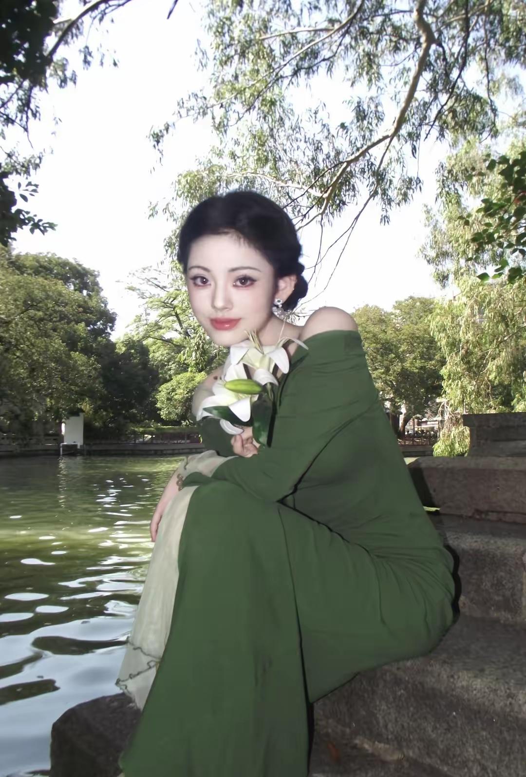 小醉闲眠，风引飞花落钓船。