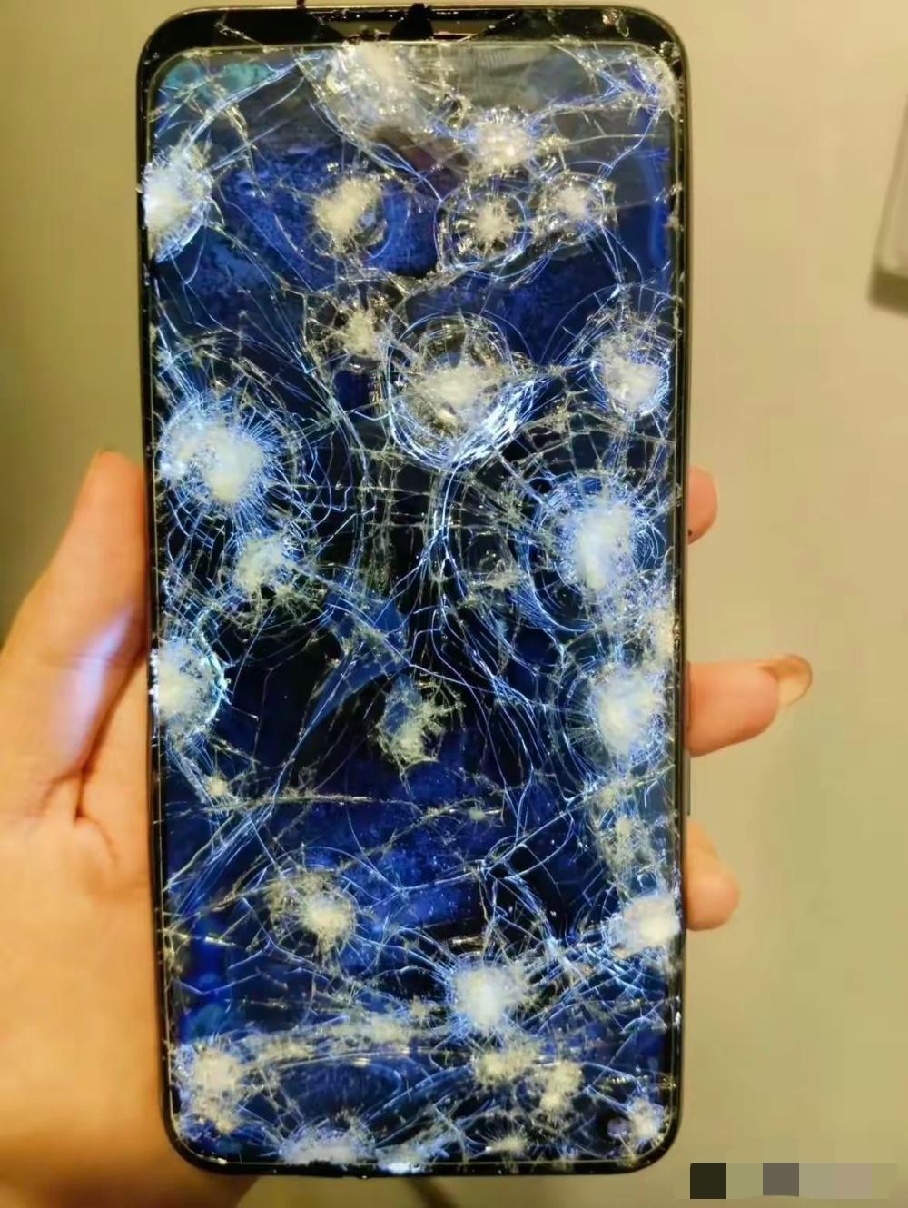 这事儿我听完都愣了，表姐家大侄子刚考完高考，表姐直接拎着锤子把他手机凿得稀碎，说