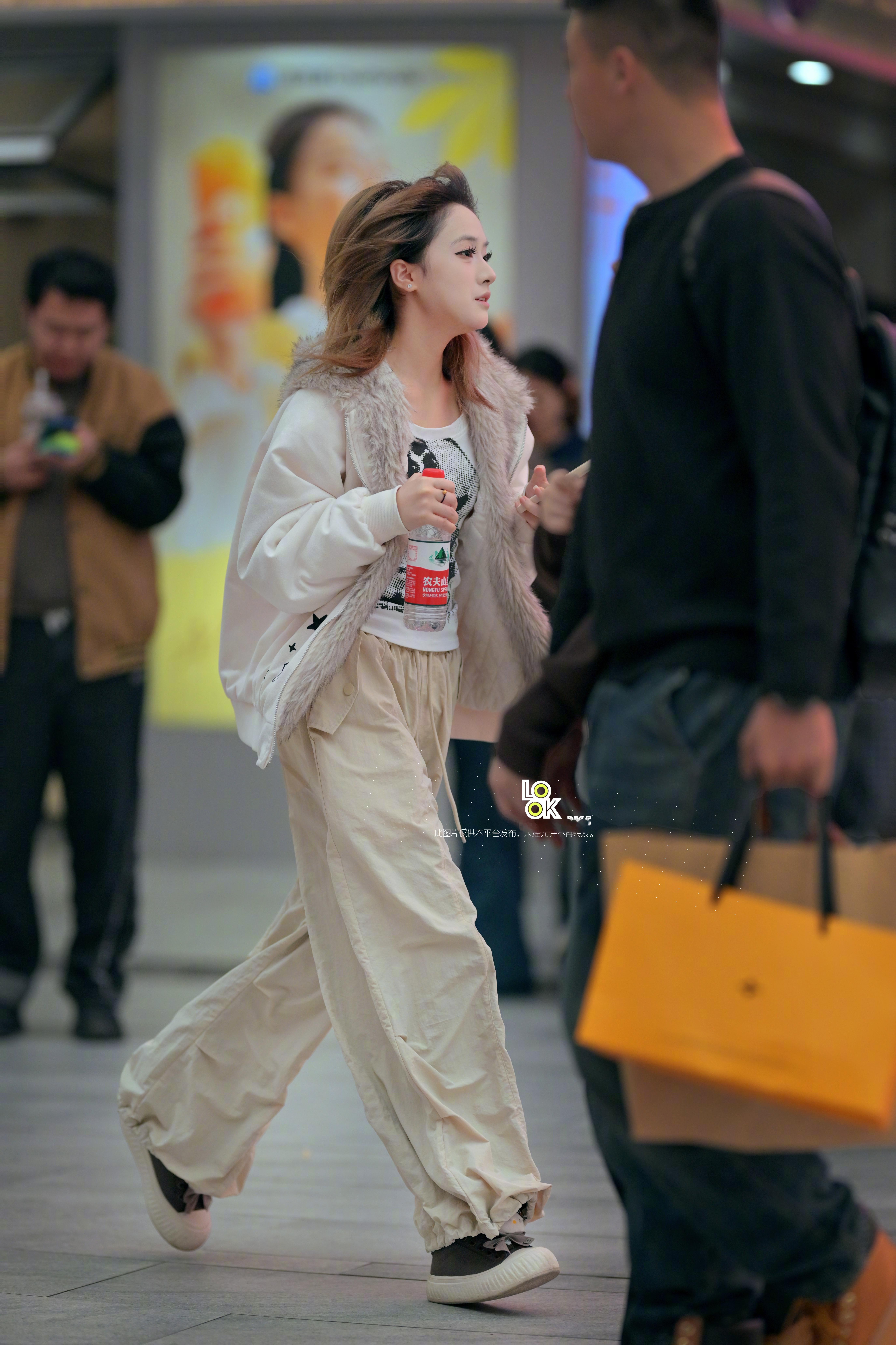 很自然的一张抓拍 