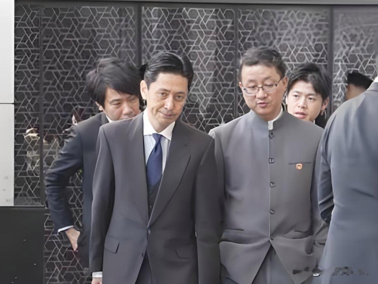 日本局长黑脸访华，中方12字回应亮剑！高市早苗这步棋走歪了
 
各位老铁，今天咱