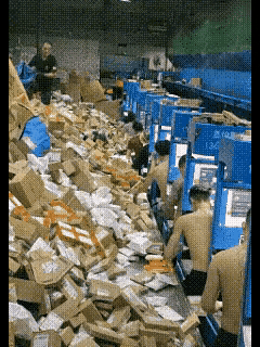 这项工作看起来不动什么体力，但是工作负荷肯定是小不了，而且非常单调，长期从事这样
