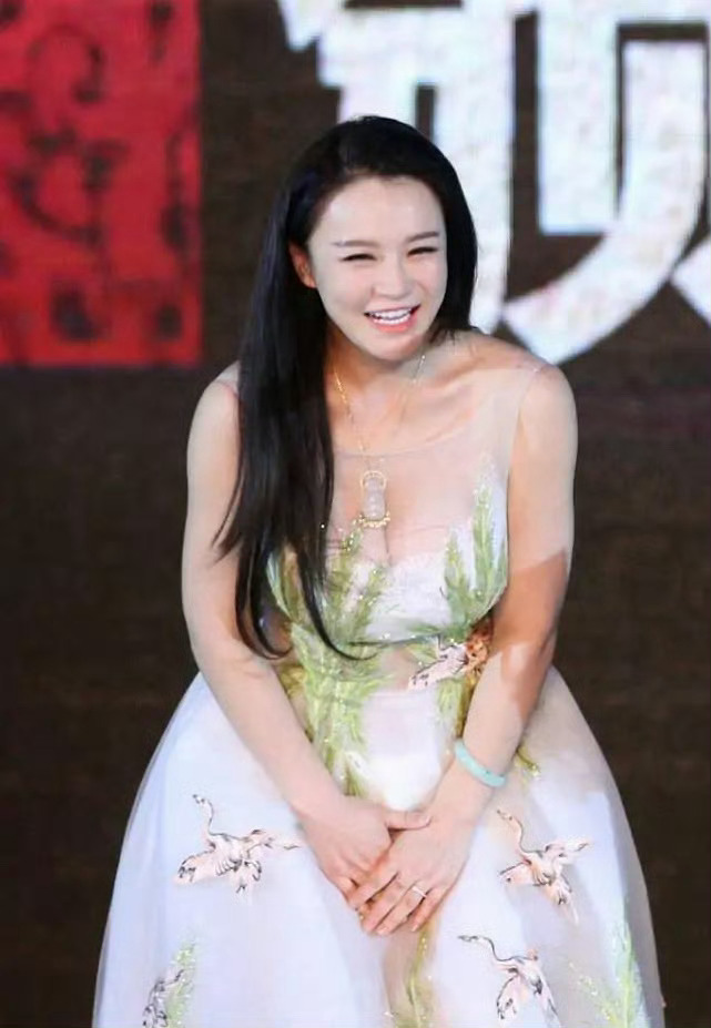 这都是冉莹颖的照片，盯着看久了都不知道哪个是冉莹颖？她长相有点怪怪的，脸型感觉别
