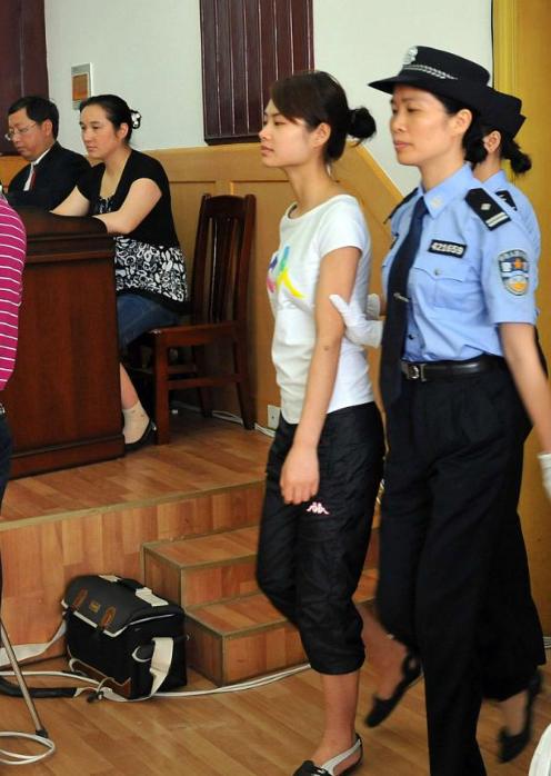 2009年，这是“烈女”邓玉娇法庭受审的照片，她面容清秀、高挑瘦弱，谁知她竟能反